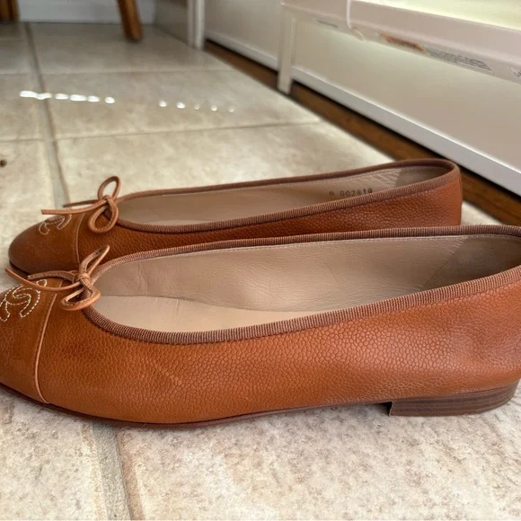 Authentic CHANEL Leather Loafers with Bow - Picture 5 of 7